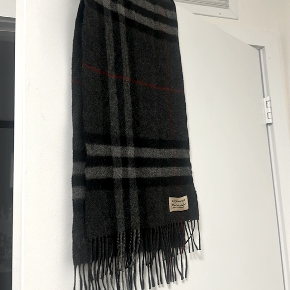 Burberry Checkered print 100% cashmere scarf with fringe at both ends- unisex! - Picture 1 of 3